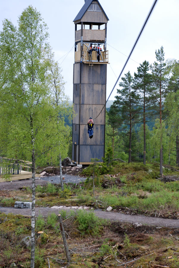 Teståkning av ziplinebanan inför uppstarten i maj 2014. (Foto Uppvidinge Tidning)