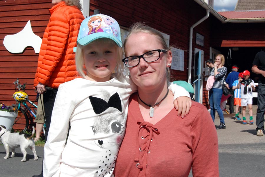 Ulrika Håkansson med dottern Maja, från Rottne. (Foto Uppvidinge Tidning)
