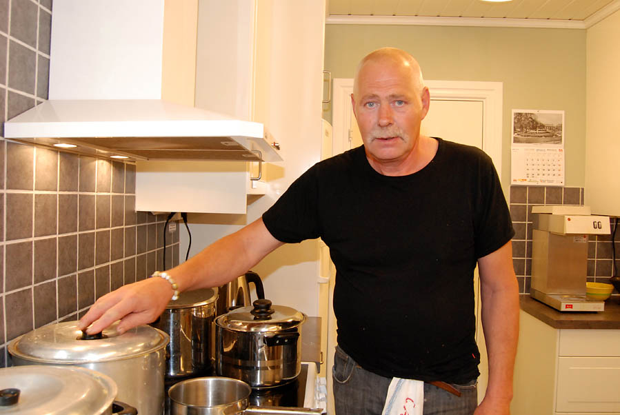Älghult Hembygdsförenings kock Tomas Rindsäter kokade rotmos i stora lass. (Foto Uppvidinge Tidning)